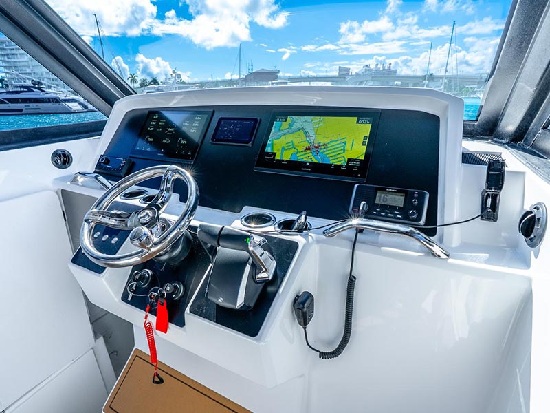 HammerCat 35HH pilothouse and deck