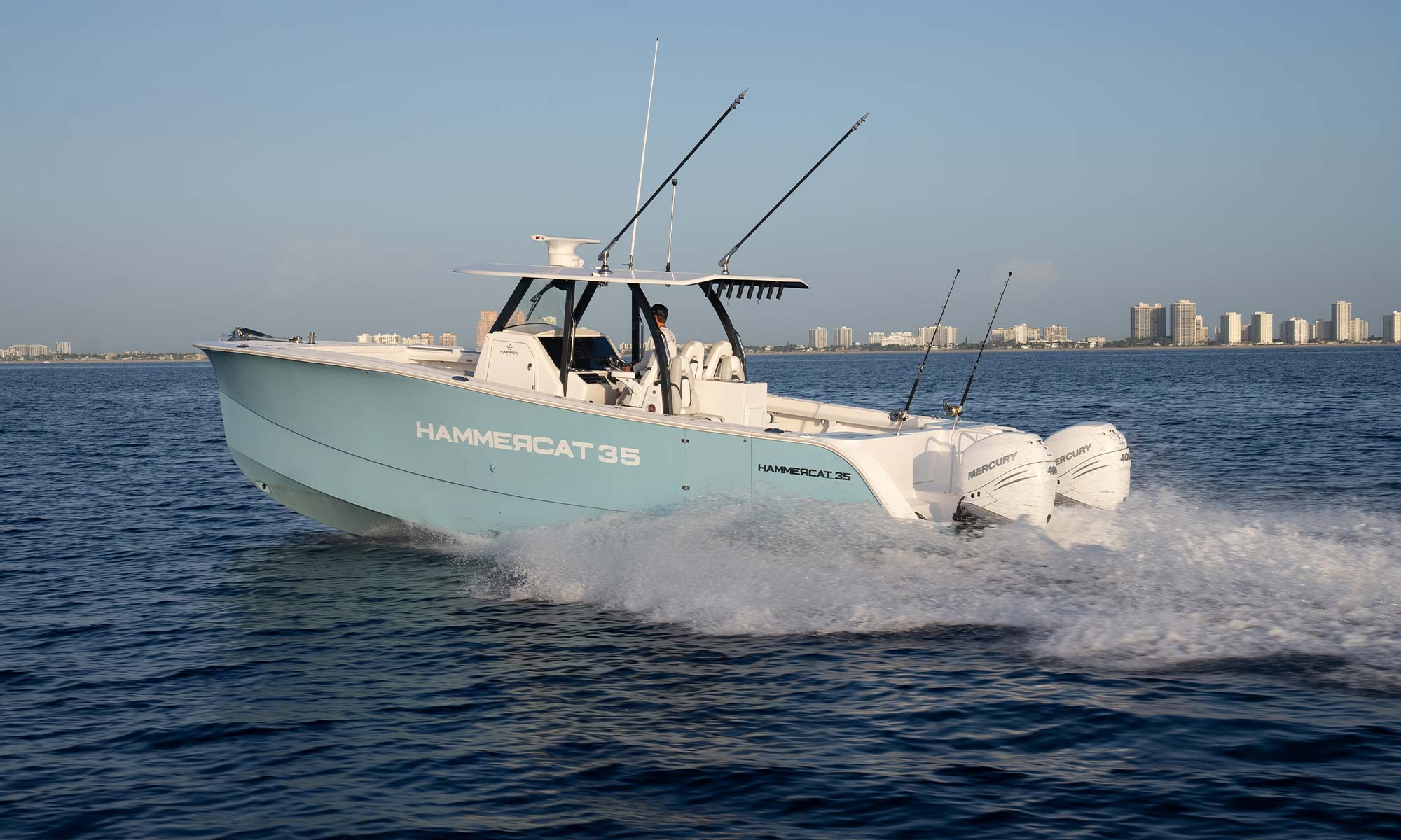 Lightweight HammerCat catamaran with wave-piercing hull design